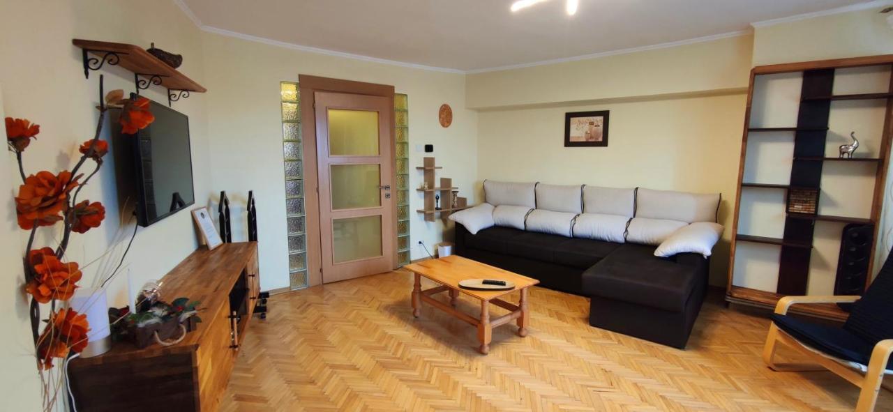Apartment Palace Of Parliament Bukares Bagian luar foto