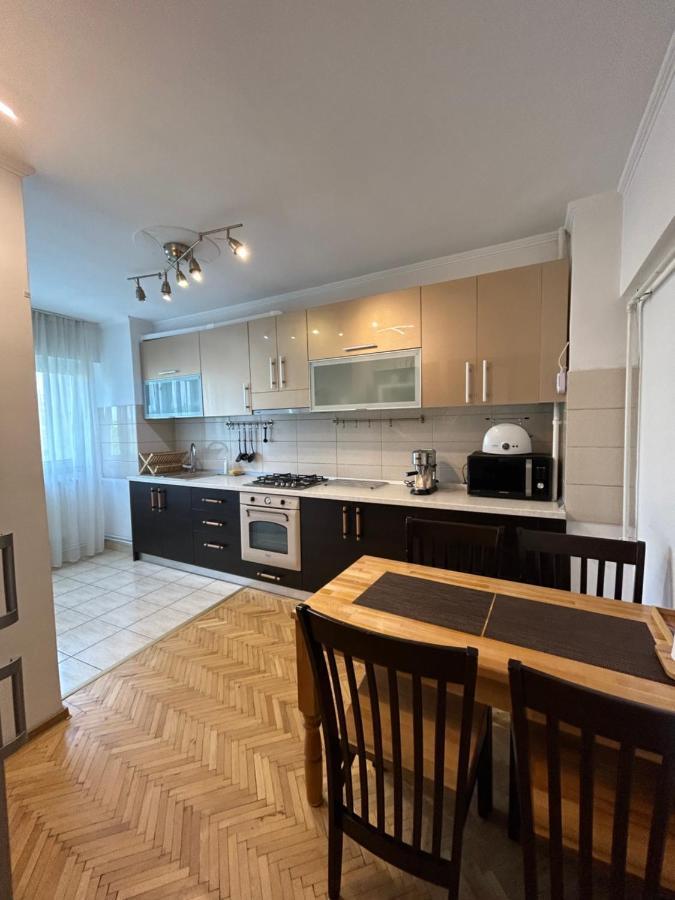 Apartment Palace Of Parliament Bukares Bagian luar foto