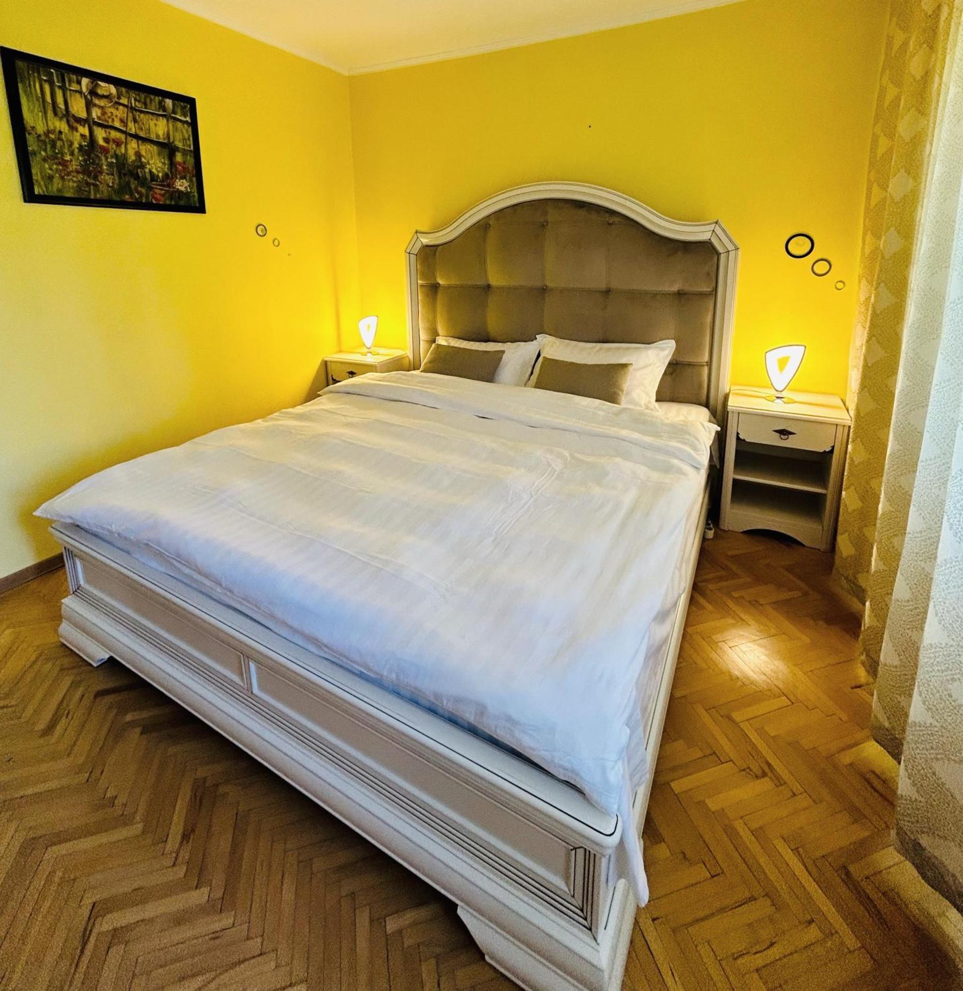 Apartment Palace Of Parliament Bukares Bagian luar foto
